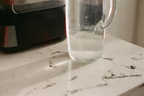 Carafe filtrante en verre sur un plan de travail de cuisine