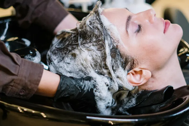 Femme touchant ses cheveux abîmés