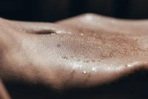 Gros plan sur une peau sensibilisee par l'eau calcaire