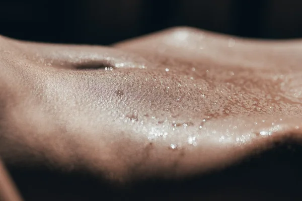 Gros plan sur une peau sensibilisee par l'eau calcaire