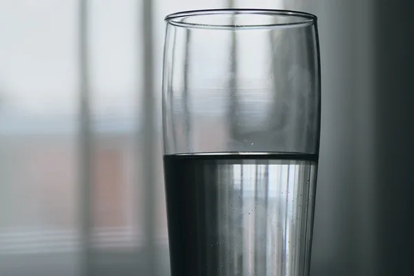 Verre d'eau filtree pure sur une table en bois