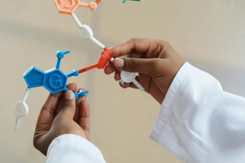 Main tenant un verre d'eau cristalline