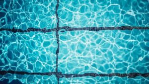 Piscine sans chlore anti-algues eau pure et cristalline